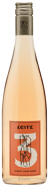 En glasflaska med Weingut Leitz Eins Zwei Dry Pinot Noir Rosé 2020, ett rosévin från Rheingau i Tyskland