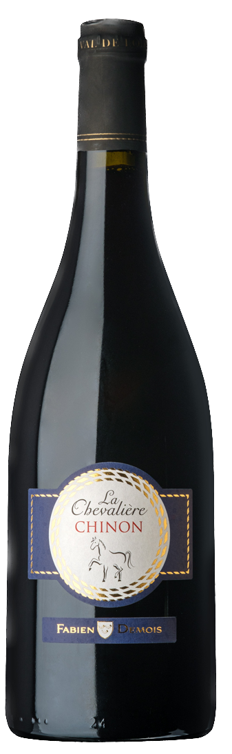 En glasflaska med La Chevalière Chinon, ett rött vin från Loiredalen i Frankrike