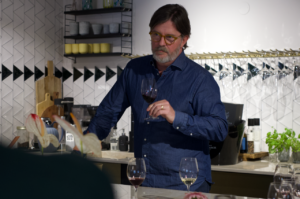 Porträttbild på vinmakaren Fredrik Johansson med ett glas v in i handen