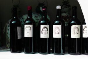 Flaskbild på viner från österrikiska producenten Gut Oggau.
