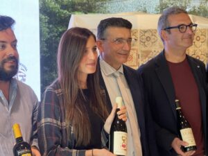 Gruppbild på vinmakare och ordförande för ConsorzioVini di Romagna under seminariet vini di arte