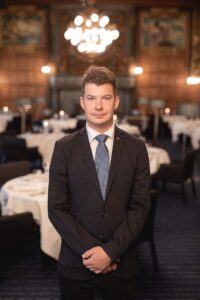 porträttbild på sommelier Johan Iller i service uniform på Operakällaren