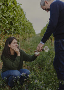 Miljöbild på Sophie och Steffen Christmann i vingården för Wine Table