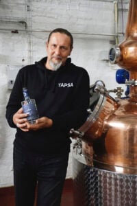 Finsk vodka i handen på grundaren av destilleriet Kaiho