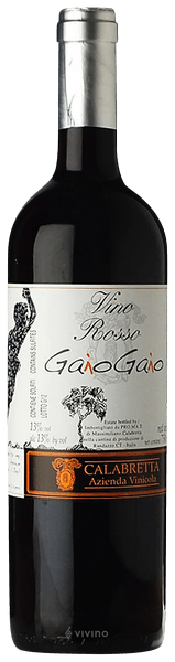 En glasflaska med Gaio Gaio Calabretta, ett rött vin från Sicilien i Italien